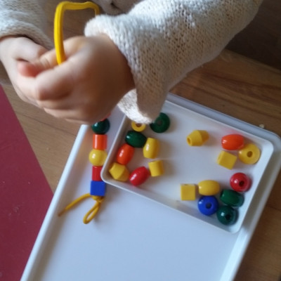 Perlen auffädeln